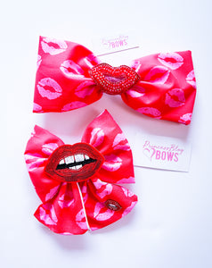 Red kiss bow