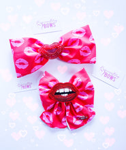 Load image into Gallery viewer, Red kiss bow
